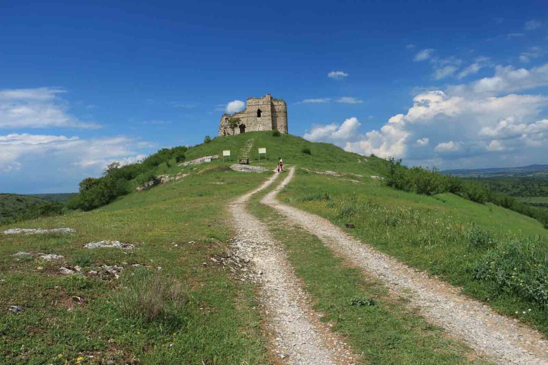 Излезе новият пътеводител „52 исторически разходки из България“ от Ели Иванова