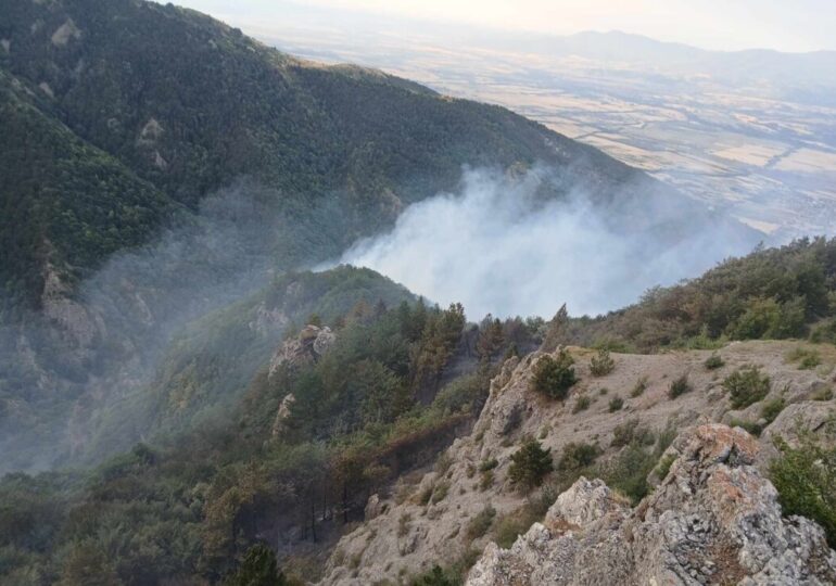 И военни се включват в гасенето на пожара на Беклемето (СНИМКИ и ВИДЕО)