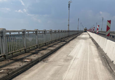 Ремонтът напредва: Премахнаха асфалта и оградите в първия участък от Дунав мост при Русе (СНИМКИ)
