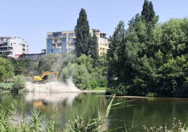 Продължава почистването на река Марица (СНИМКИ)