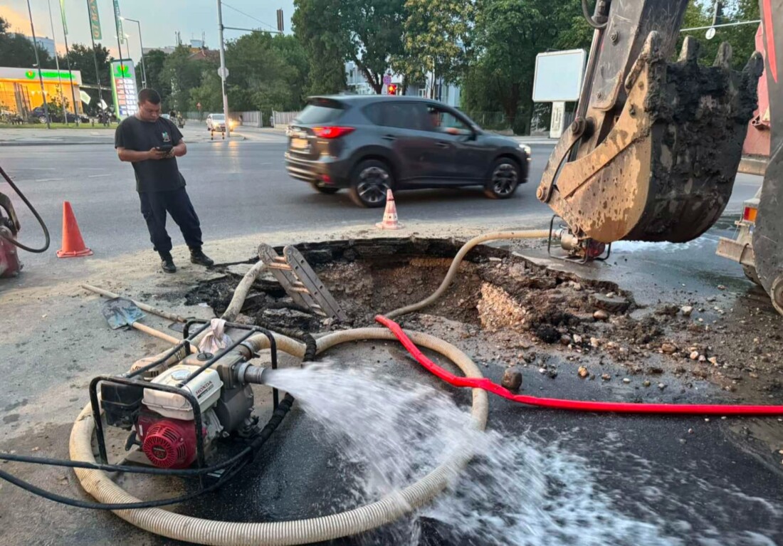 Голяма ВиК авария на бул. "Санкт Петербург", кметът на район "Източен" е на мястото (СНИМКИ)