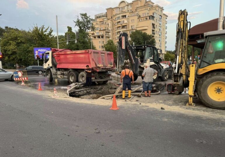 Голяма ВиК авария на бул. "Санкт Петербург", кметът на район "Източен" е на мястото (СНИМКИ)