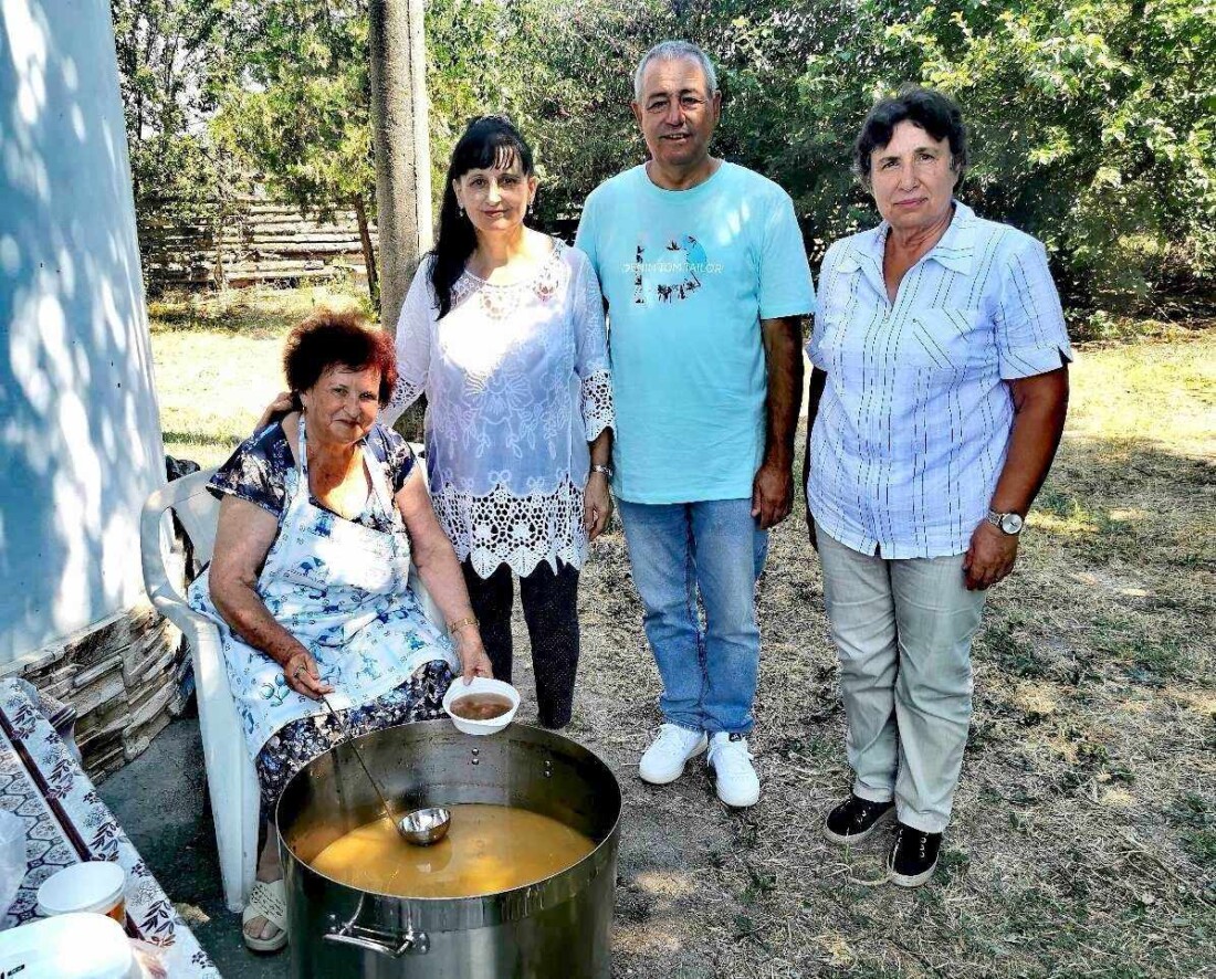 Войводиново отбеляза с курбан за здраве Успение Богородично на лековит параклис (СНИМКИ)