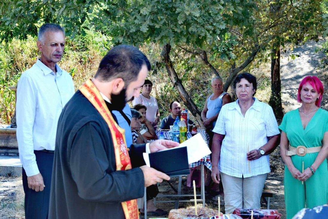 Войводиново отбеляза с курбан за здраве Успение Богородично на лековит параклис (СНИМКИ)