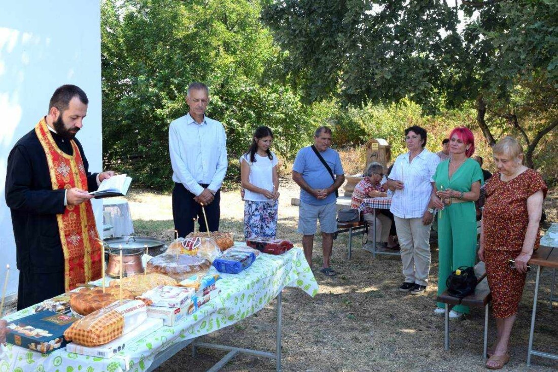 Войводиново отбеляза с курбан за здраве Успение Богородично на лековит параклис (СНИМКИ)