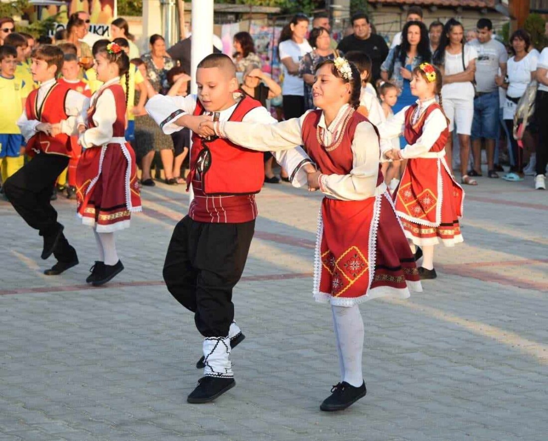 Триредово хоро се изви на новия площад в Маноле (СНИМКИ)