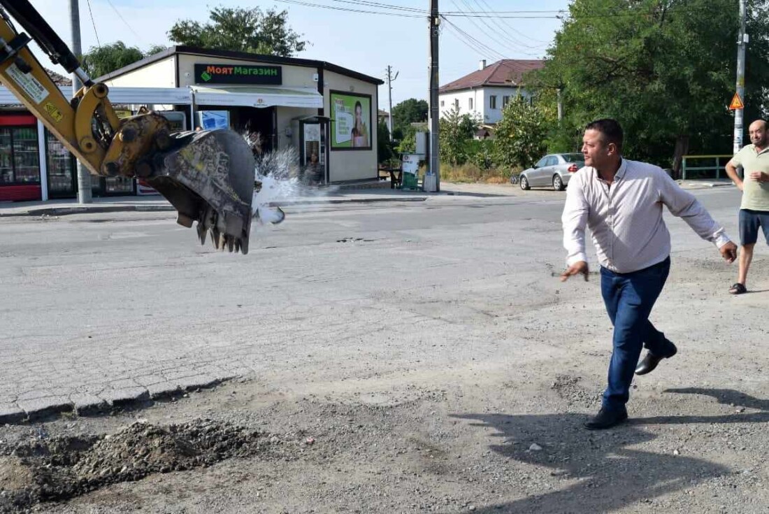 Изграждат нов път в Крислово (СНИМКИ)