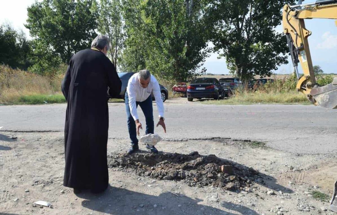 Обновяват пътя между Крислово и Калековец (СНИМКИ)