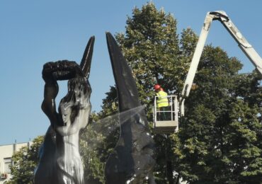 Традиционно: Измиха с шампоан паметника на Съединението (СНИМКИ и ВИДЕО)