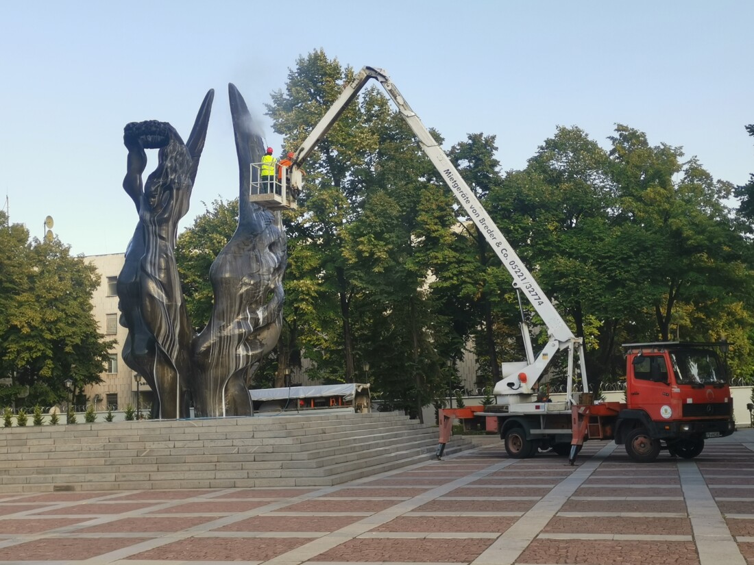 Традиционно: Измиха с шампоан паметника на Съединението (СНИМКИ и ВИДЕО)