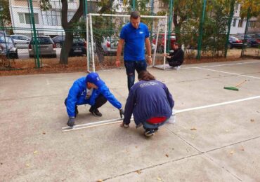 Членове на ГЕРБ преобразиха спортно игрище в „Западен” (СНИМКИ)