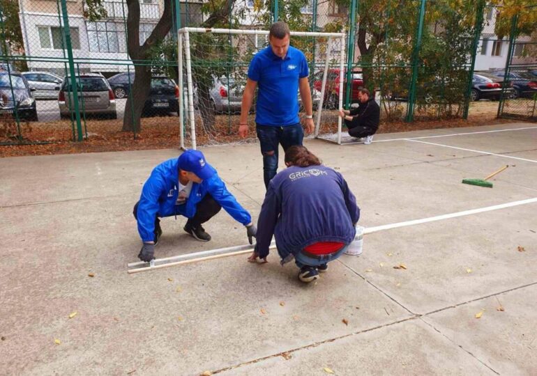 Членове на ГЕРБ преобразиха спортно игрище в „Западен” (СНИМКИ)