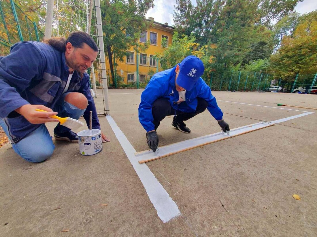 Членове на ГЕРБ преобразиха спортно игрище в „Западен” (СНИМКИ)