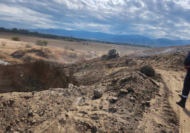 Потушен е пожарът на депото в Цалапица (СНИМКИ)