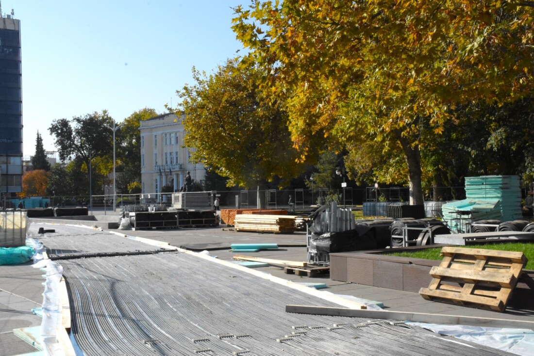 Започна изграждането на огромната ледена пързалка в Пловдив (СНИМКИ)