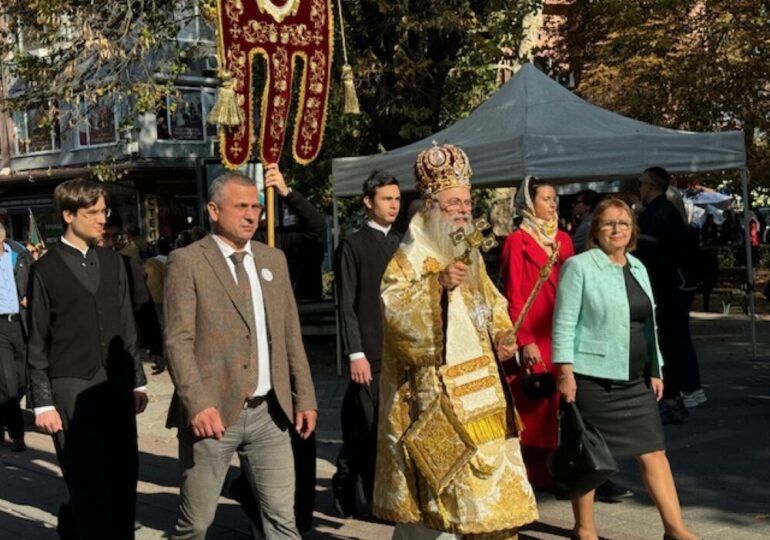 С празнично шествие Пловдив отбеляза Деня на народните будители (СНИМКИ)