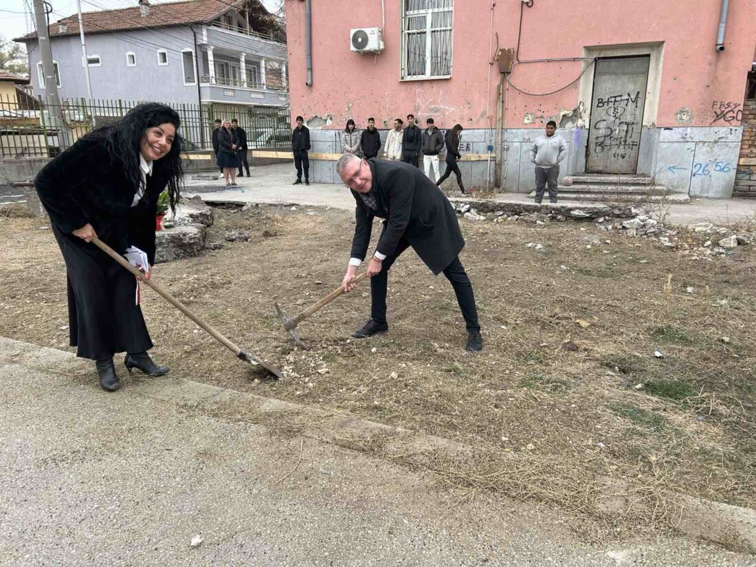 Дадоха официален старт на изграждането на нов физкултурен салон в СУ "Найден Геров" (СНИМКИ)