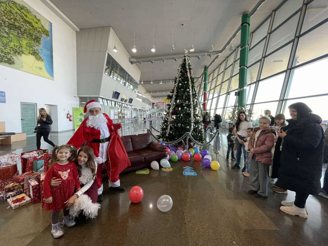 Дядо Коледа пристигна на Летище Пловдив със самолет (СНИМКИ)