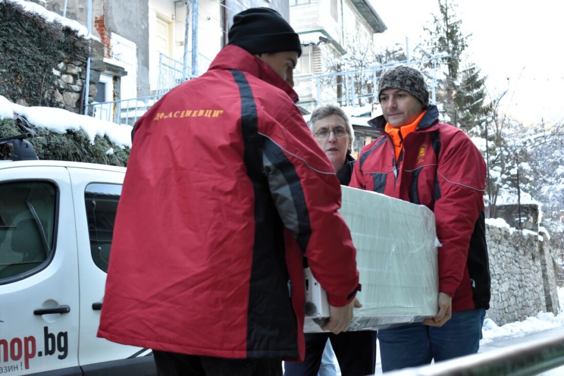 Добротворци зарадваха деца в неравностойно положение край Асеновград (СНИМКИ)