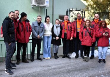 Добротворци зарадваха деца в неравностойно положение край Асеновград (СНИМКИ)