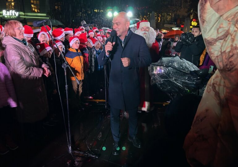 Грейнаха светлините на коледната елха в Пловдив (ГАЛЕРИЯ)