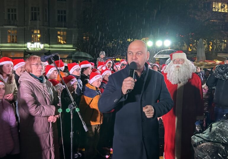 Грейнаха светлините на коледната елха в Пловдив (ГАЛЕРИЯ)