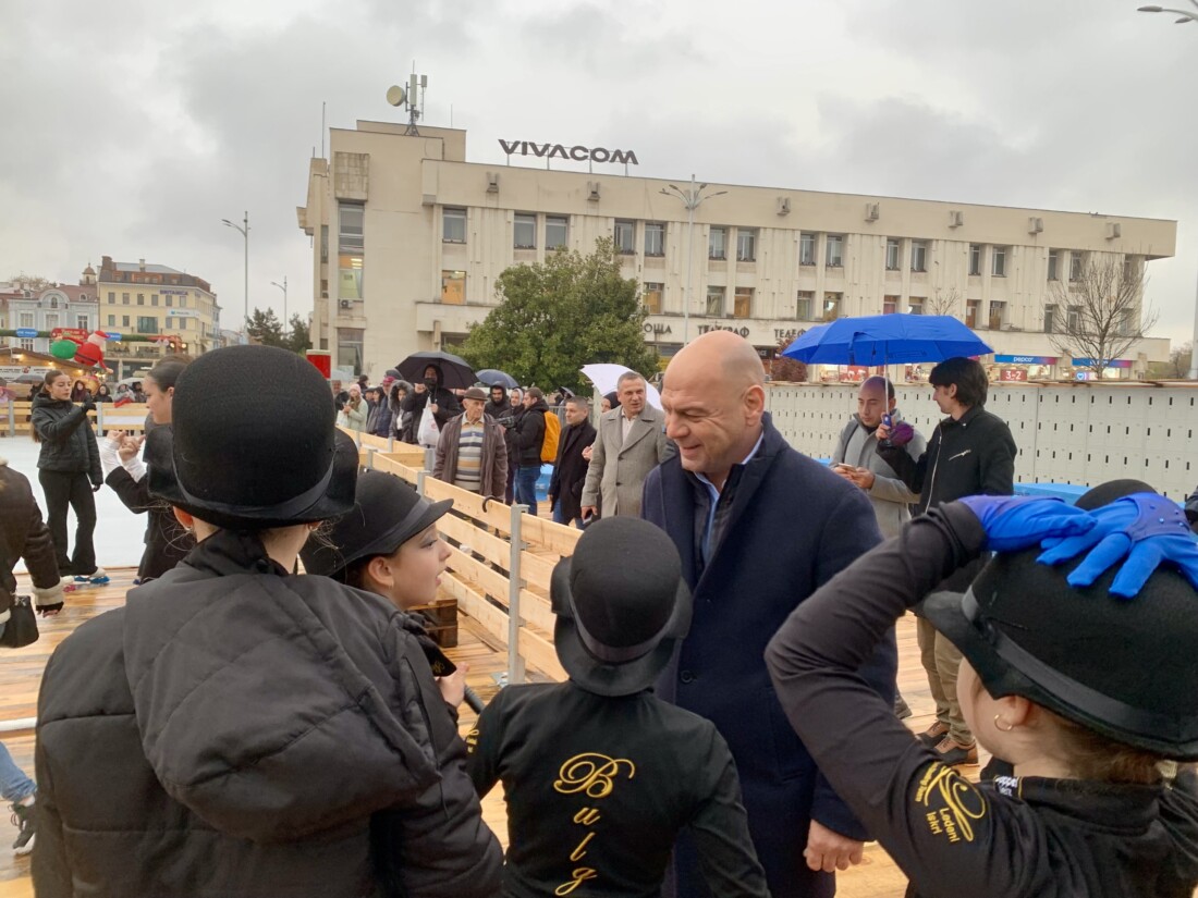 Откриха официално ледената пързалка в Пловдив (СНИМКИ)