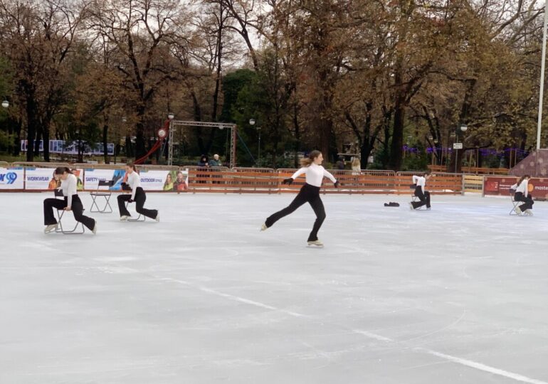 Откриха официално ледената пързалка в Пловдив (СНИМКИ)