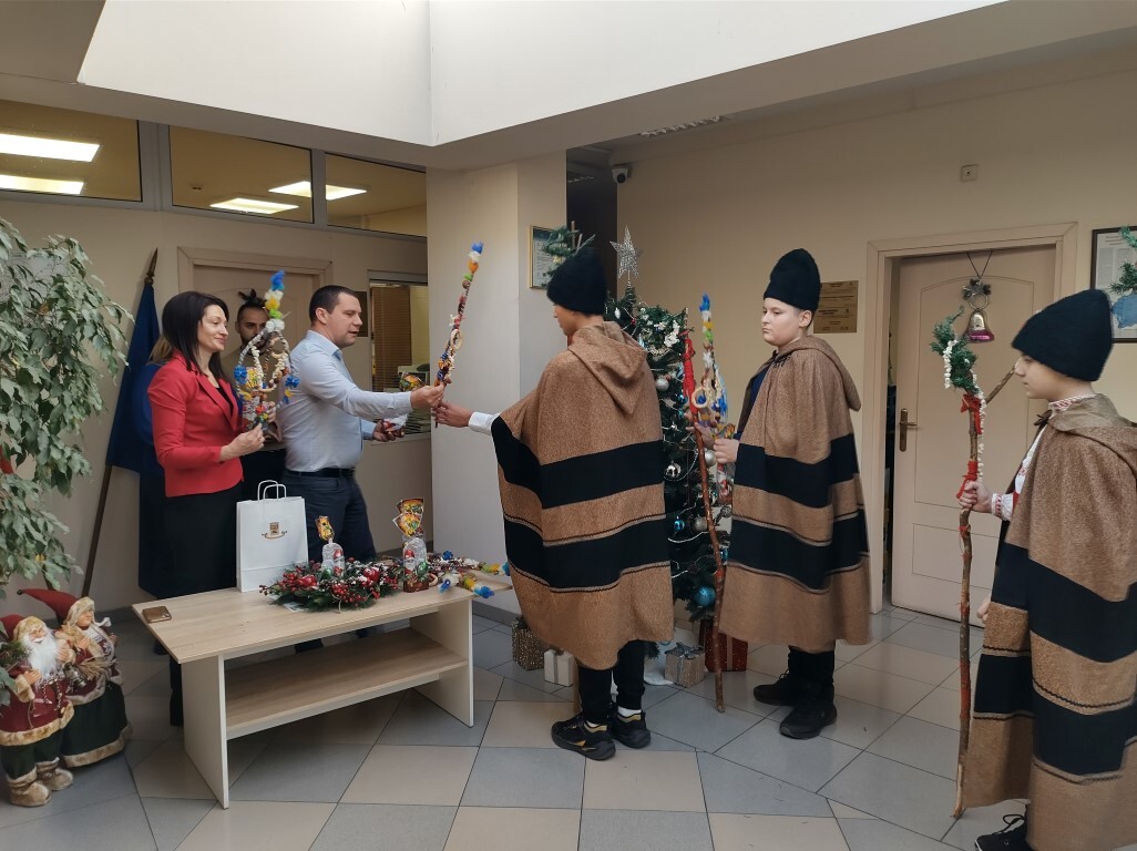 Коледари от ОУ "Яне Сандански" гостуваха на кмета на район "Южен" (СНИМКИ)