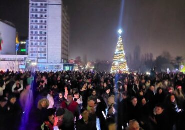 Мъжката фолклорна група „Кабадалии“ весели асеновградчани в празничната нощ (ВИДЕО)