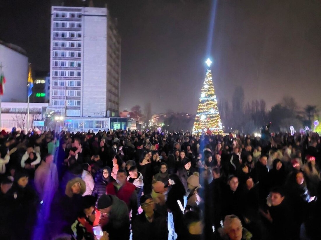 Коледното дърво в Асеновград заблестя (СНИМКИ)