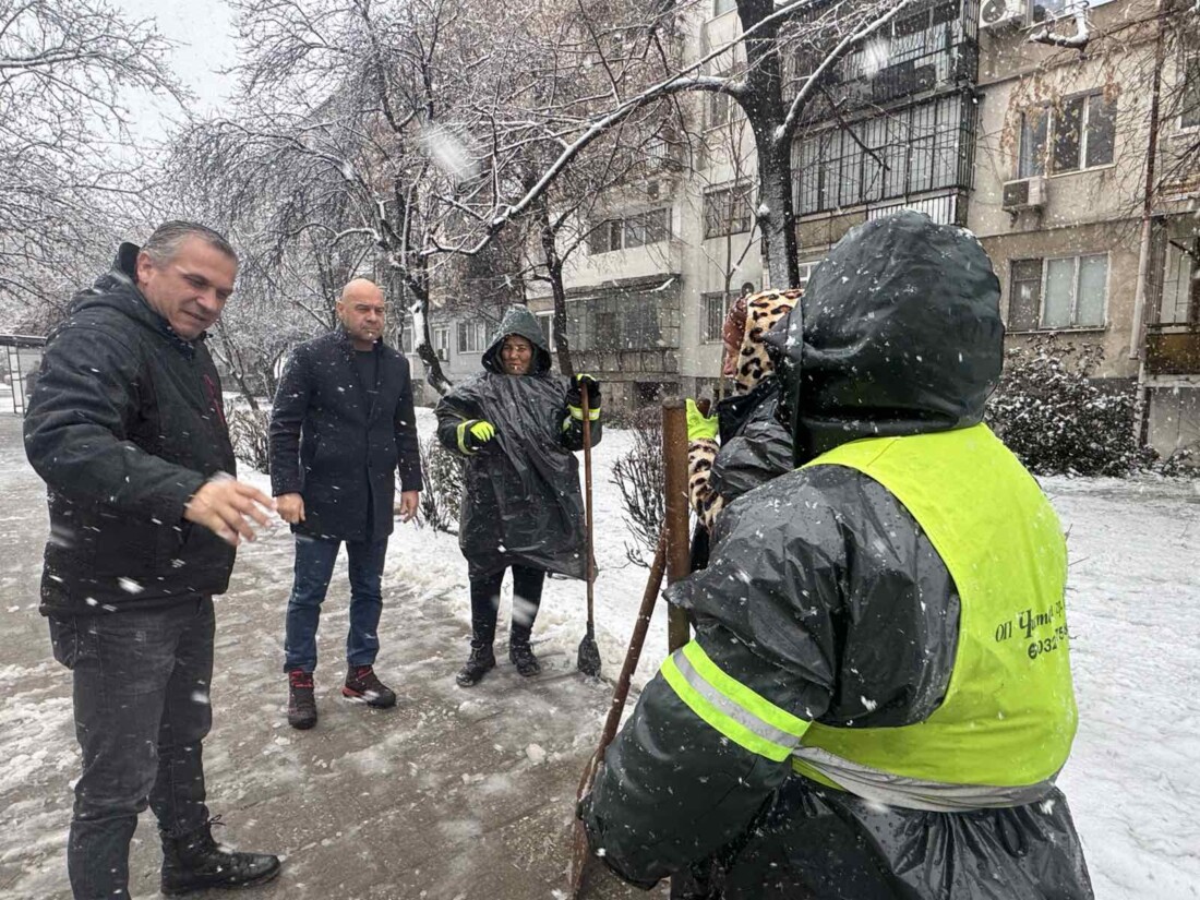 Започна почистването и на вътрешнокварталните улици в Пловдив (СНИМКИ)