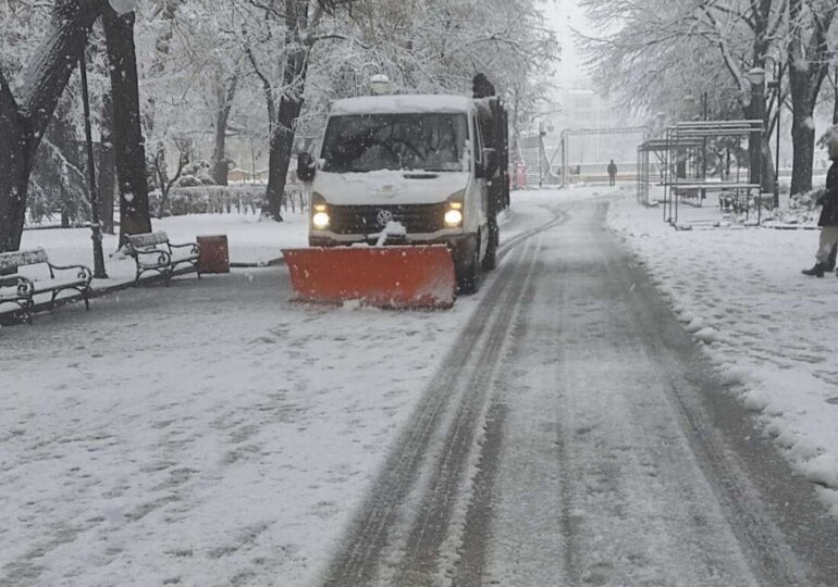 Улиците в Пловдив са почистени, работи се по пешеходните зони (СНИМКИ)