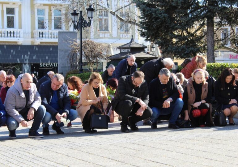 "Нацията помни този срамен период": Пловдив отдаде почит към жертвите на комунизма (СНИМКИ)