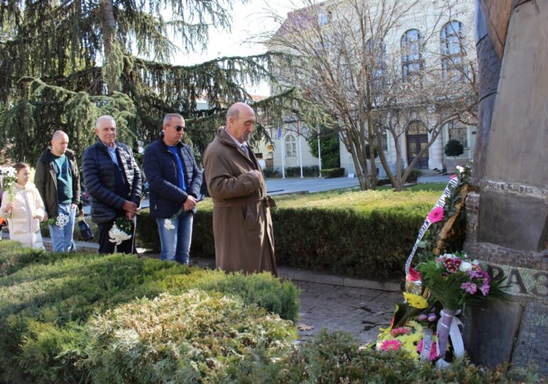 "Нацията помни този срамен период": Пловдив отдаде почит към жертвите на комунизма (СНИМКИ)