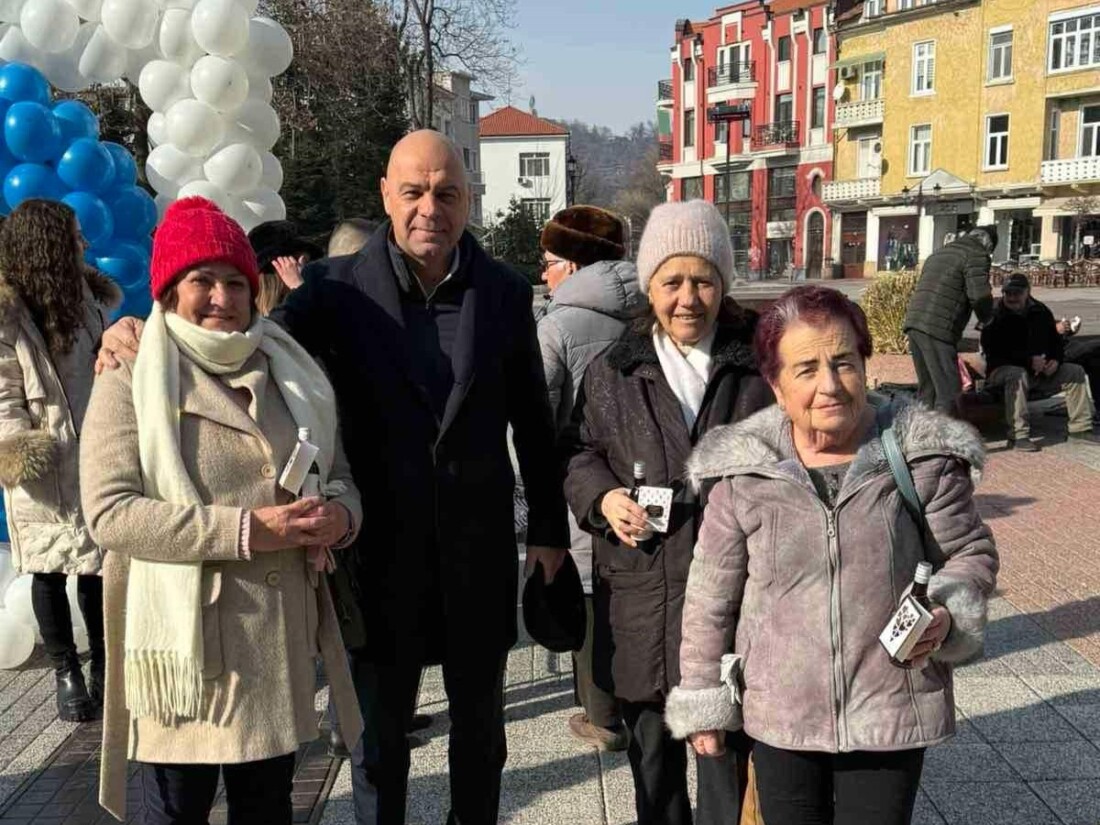 Младежи ГЕРБ споделиха с пловдивчани празника на виното и любовта (СНИМКИ)