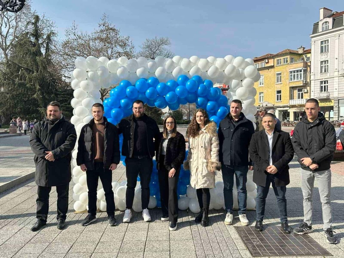 Младежи ГЕРБ споделиха с пловдивчани празника на виното и любовта (СНИМКИ)