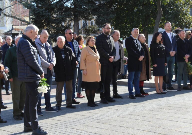 "Нацията помни този срамен период": Пловдив отдаде почит към жертвите на комунизма (СНИМКИ)