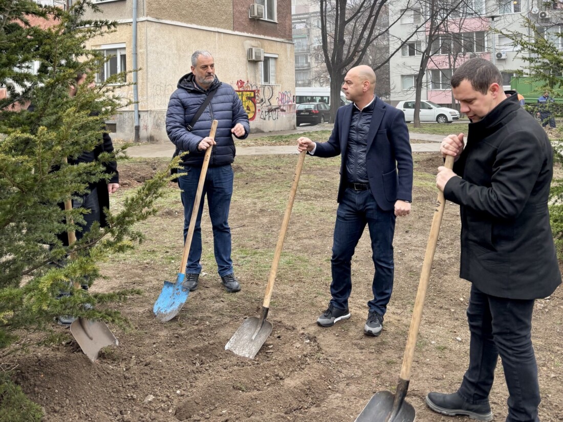 Костадин Димитров се включи в залесителната кампания в район „Южен“ (СНИМКИ)