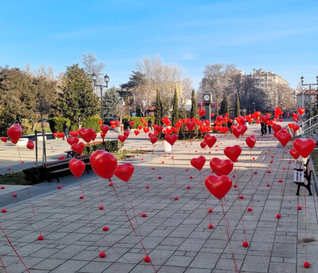 На Свети Валентин: Асеновград осъмна в красота и романтика (СНИМКИ)