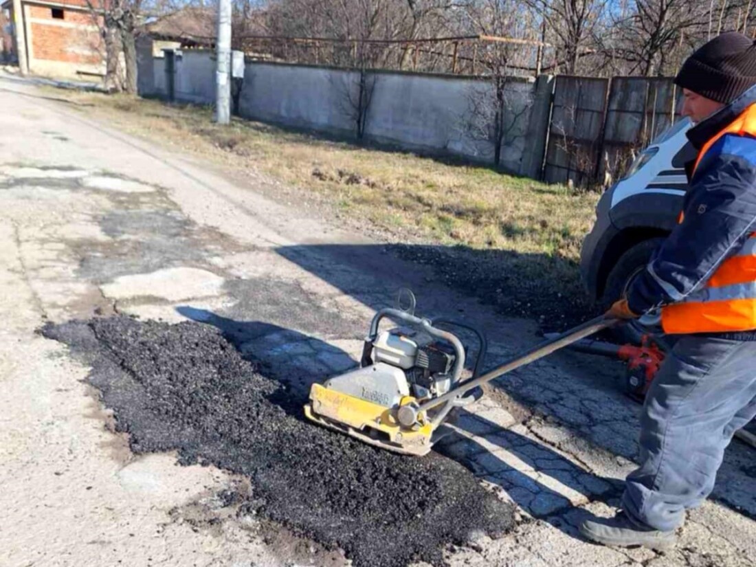 Рехабилитация на улиците в централната част на Ясно поле (СНИМКИ)