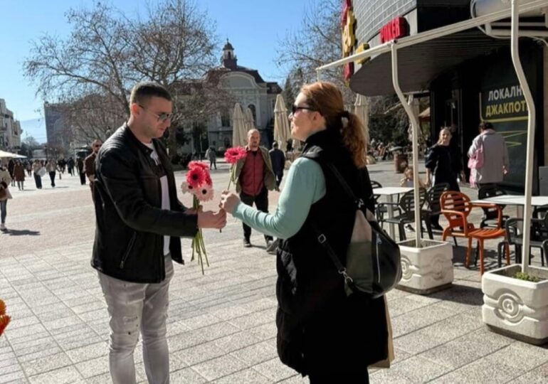 Младежи от ГЕРБ в Пловдив зарадваха дамите с гербери по повод 8-ми март (СНИМКИ)