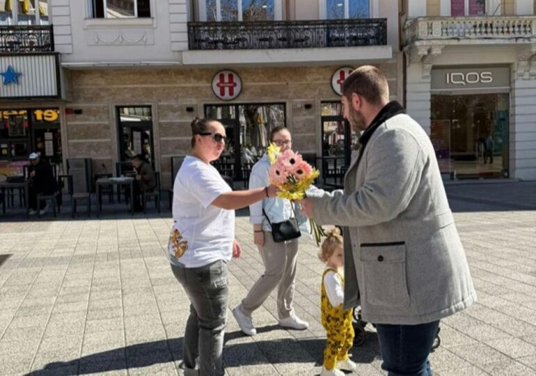 Младежи от ГЕРБ в Пловдив зарадваха дамите с гербери по повод 8-ми март (СНИМКИ)