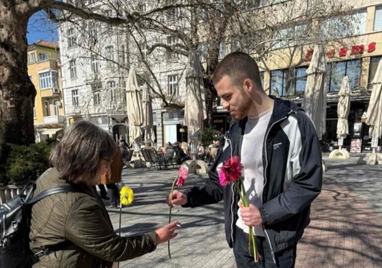 Младежи от ГЕРБ в Пловдив зарадваха дамите с гербери по повод 8-ми март (СНИМКИ)