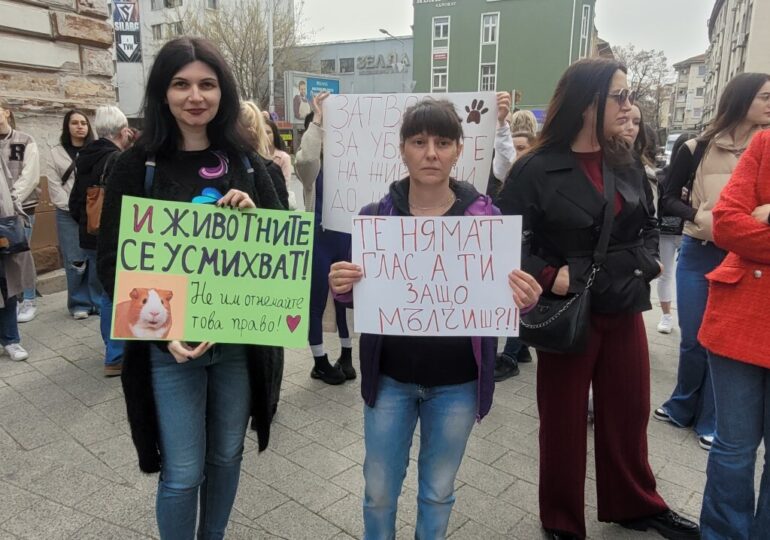 "Те нямат глас, но ти имаш": Пловдив на протест срещу насилието над животни (ВИДЕО и СНИМКИ)