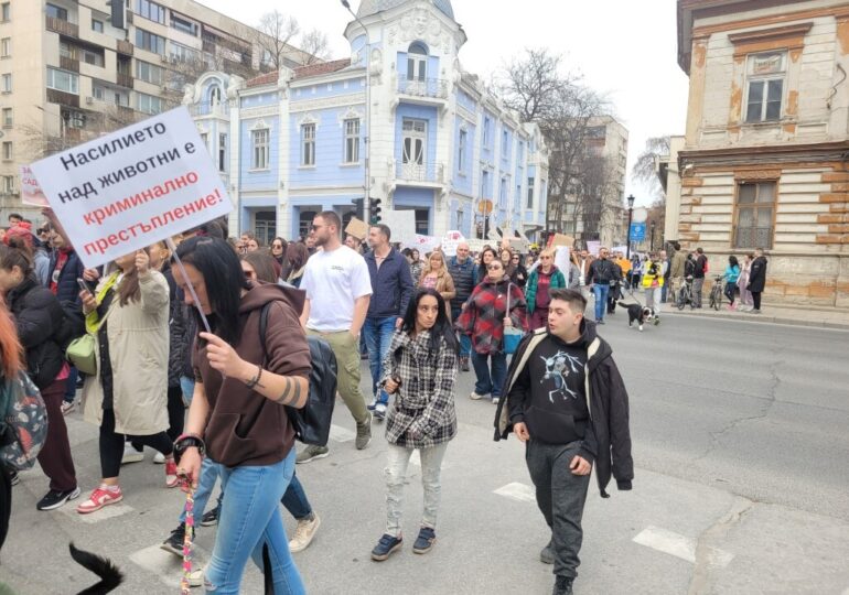 "Те нямат глас, но ти имаш": Пловдив на протест срещу насилието над животни (ВИДЕО и СНИМКИ)