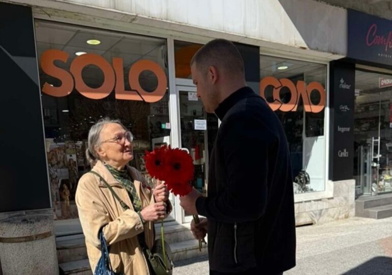 Младежи от ГЕРБ в Пловдив зарадваха дамите с гербери по повод 8-ми март (СНИМКИ)