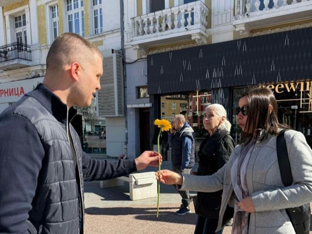 Младежи от ГЕРБ в Пловдив зарадваха дамите с гербери по повод 8-ми март (СНИМКИ)