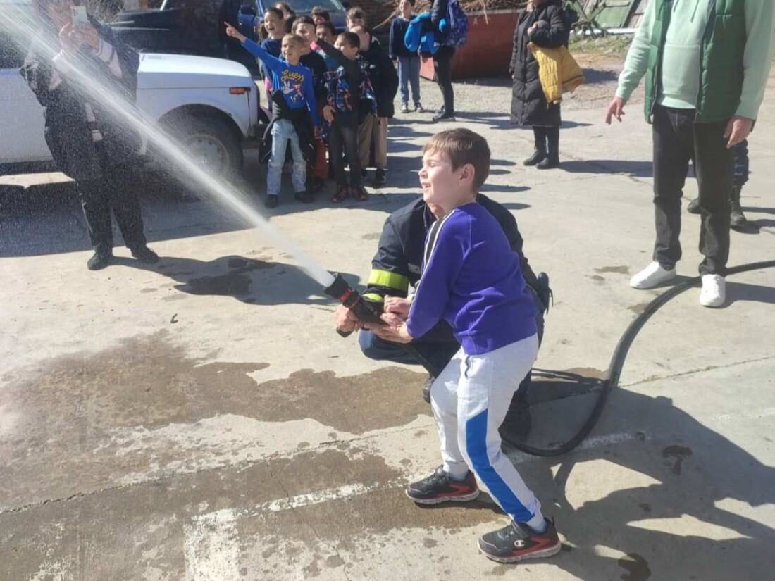 Деца станаха пожарникари за ден в Асеновград (СНИМКИ)