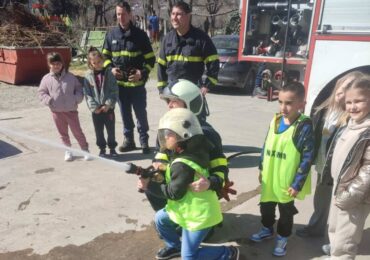 Деца станаха пожарникари за ден в Асеновград (СНИМКИ)